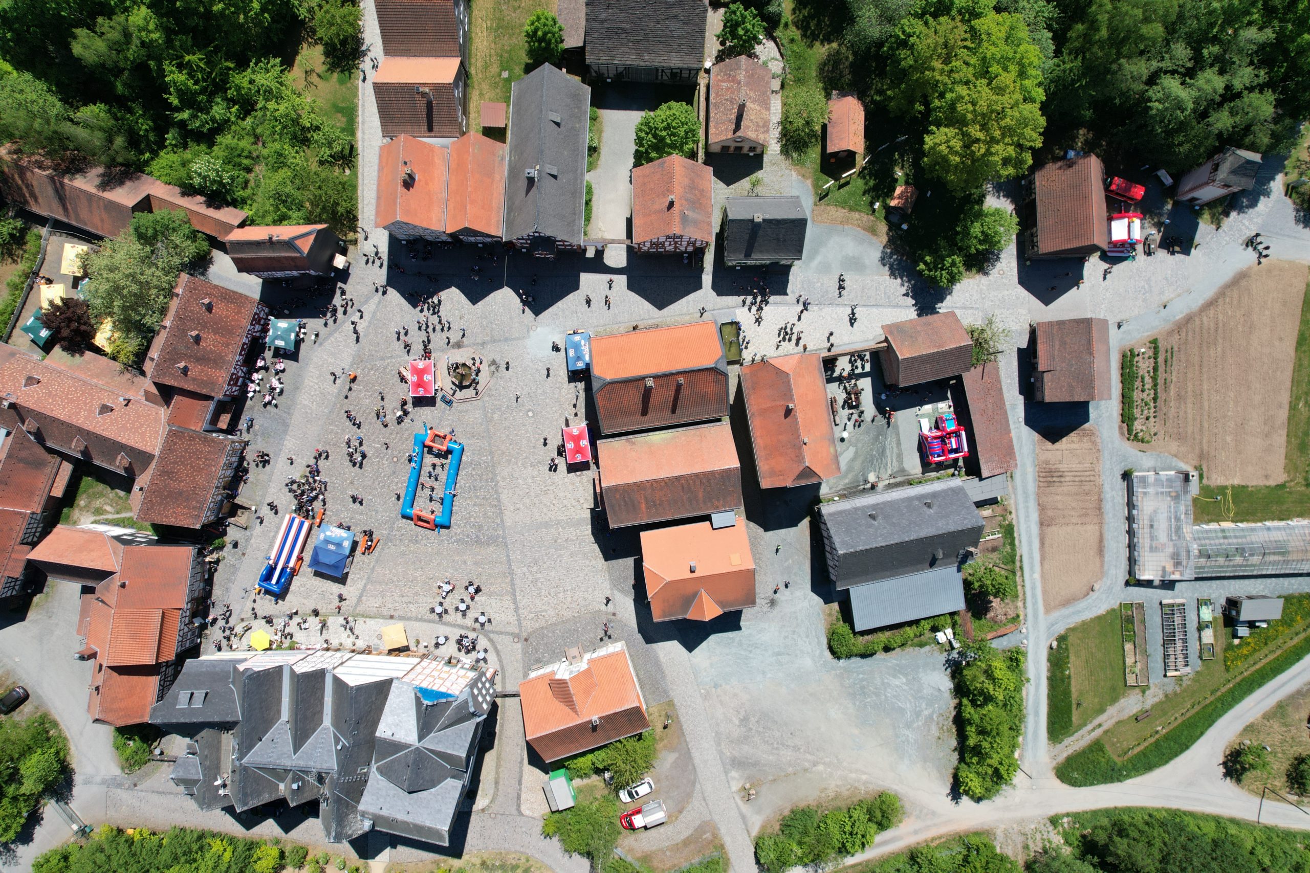 Die Aktionsstände der Hess. Jugendfeuerwehr auf dem Marktplatz des Hessenparks